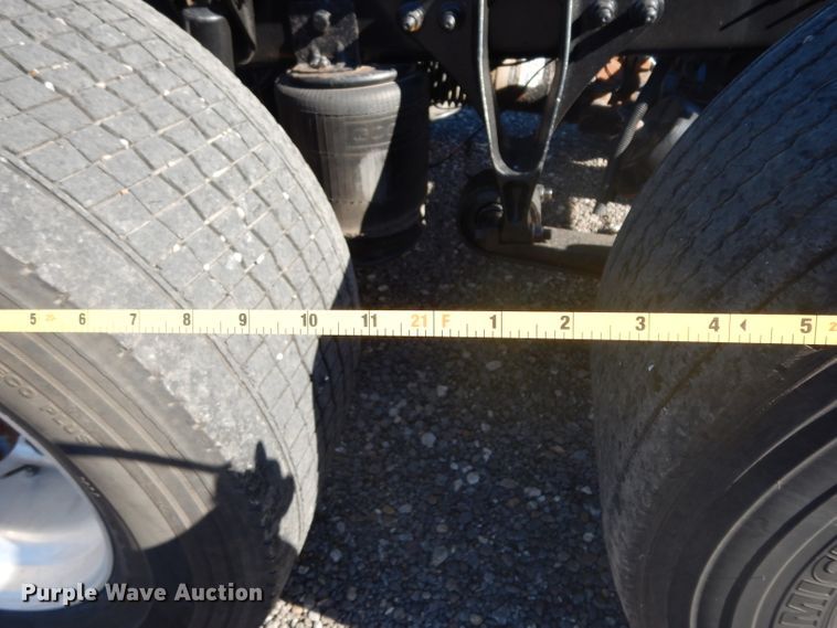 image for item DJ6604 2004 International 9900i  semi truck