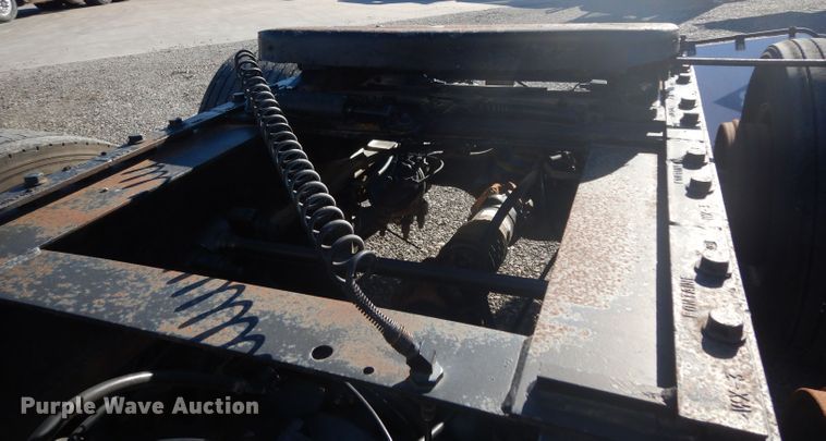 image for item DJ6604 2004 International 9900i  semi truck