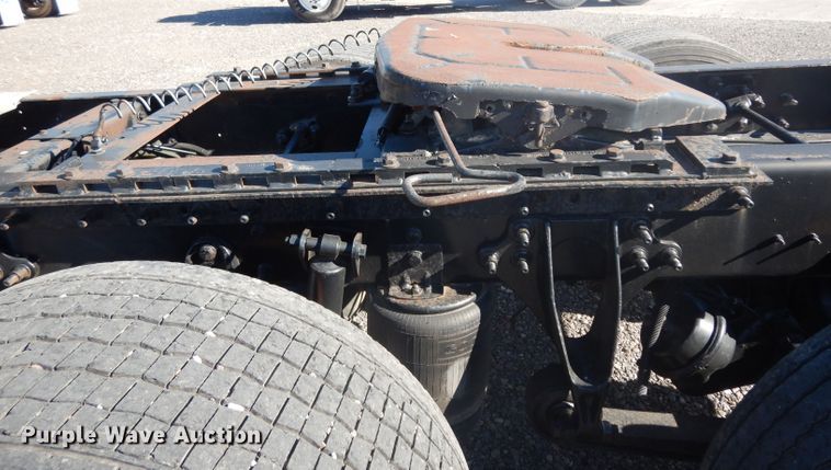 image for item DJ6604 2004 International 9900i  semi truck