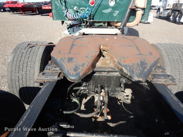 image for item DJ6604 2004 International 9900i  semi truck