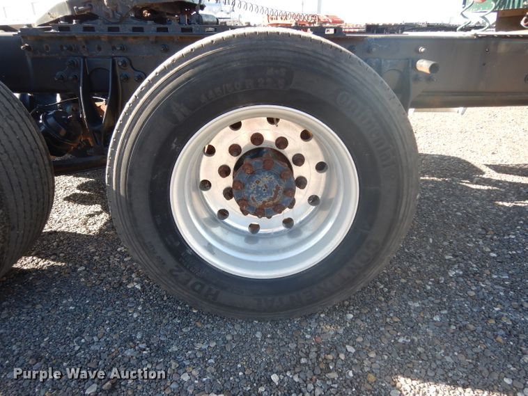 image for item DJ6604 2004 International 9900i  semi truck