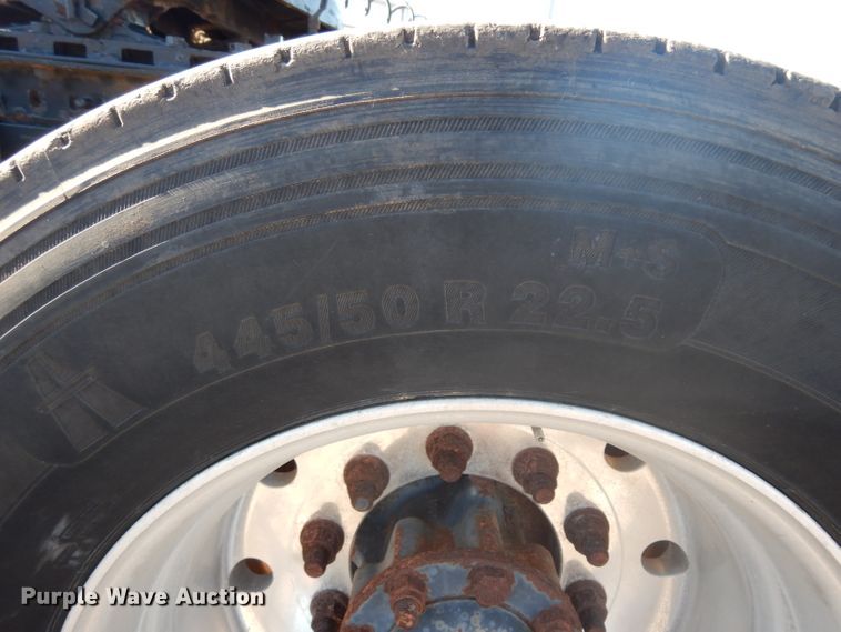 image for item DJ6604 2004 International 9900i  semi truck