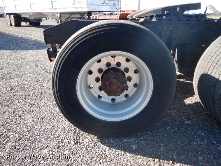 image for item DJ6604 2004 International 9900i  semi truck