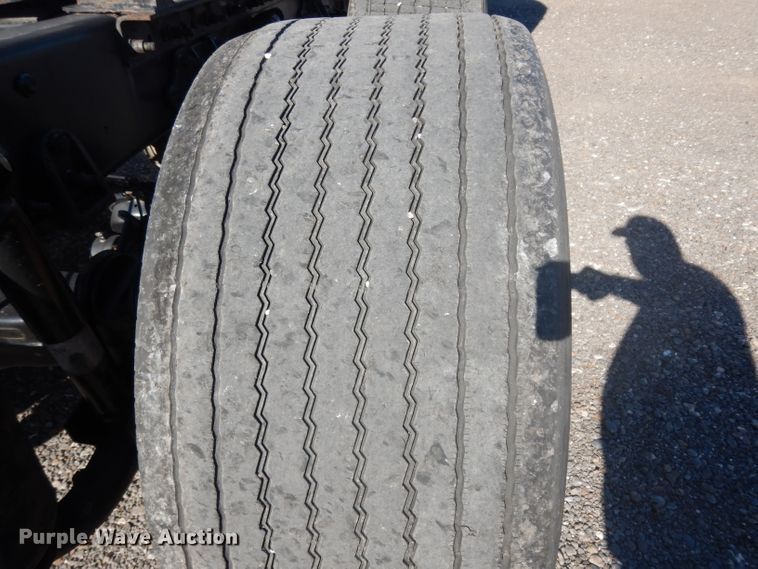 image for item DJ6604 2004 International 9900i  semi truck