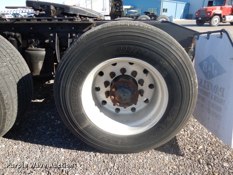 image for item DJ6604 2004 International 9900i  semi truck