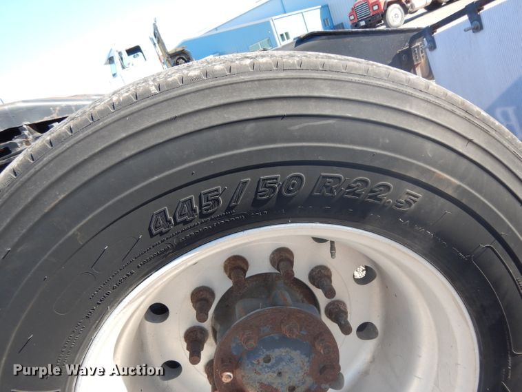 image for item DJ6604 2004 International 9900i  semi truck