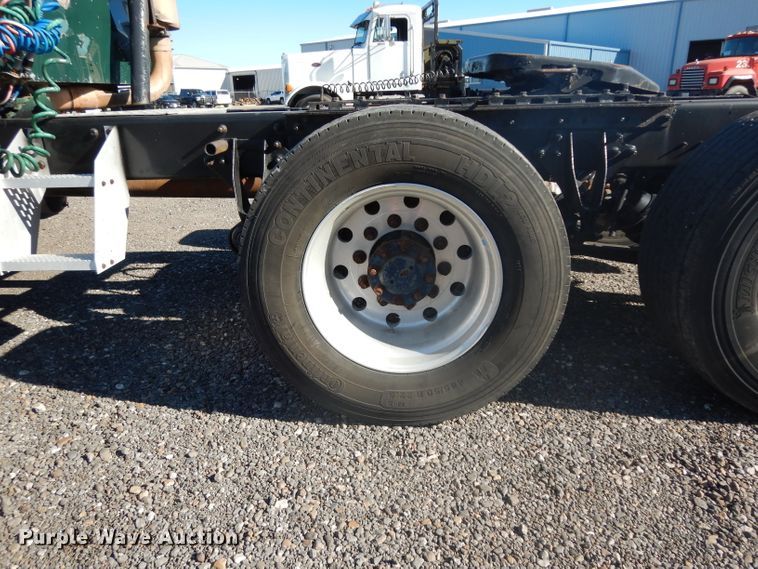 image for item DJ6604 2004 International 9900i  semi truck