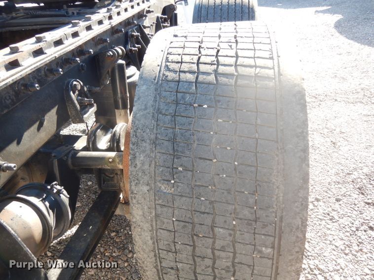 image for item DJ6604 2004 International 9900i  semi truck