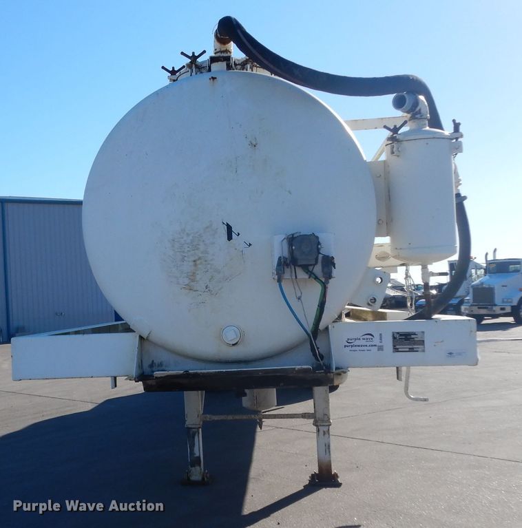 image for item DJ6606 2011 Garcia G1130 tank trailer