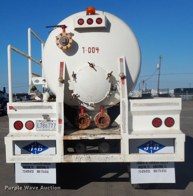 image for item DJ6606 2011 Garcia G1130 tank trailer