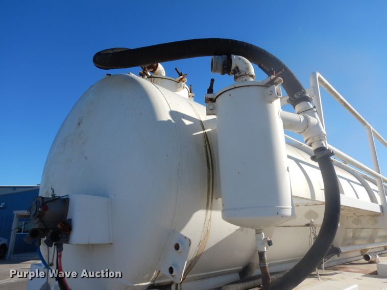 image for item DJ6606 2011 Garcia G1130 tank trailer