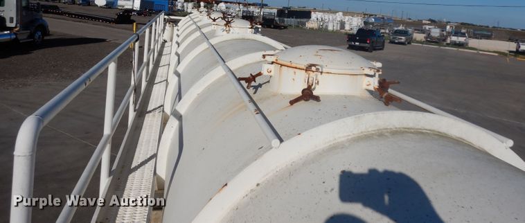 image for item DJ6606 2011 Garcia G1130 tank trailer