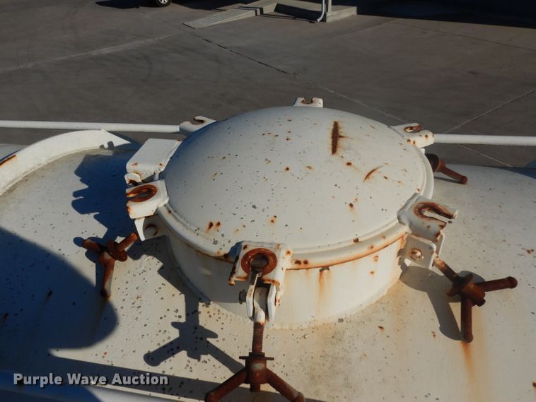 image for item DJ6606 2011 Garcia G1130 tank trailer