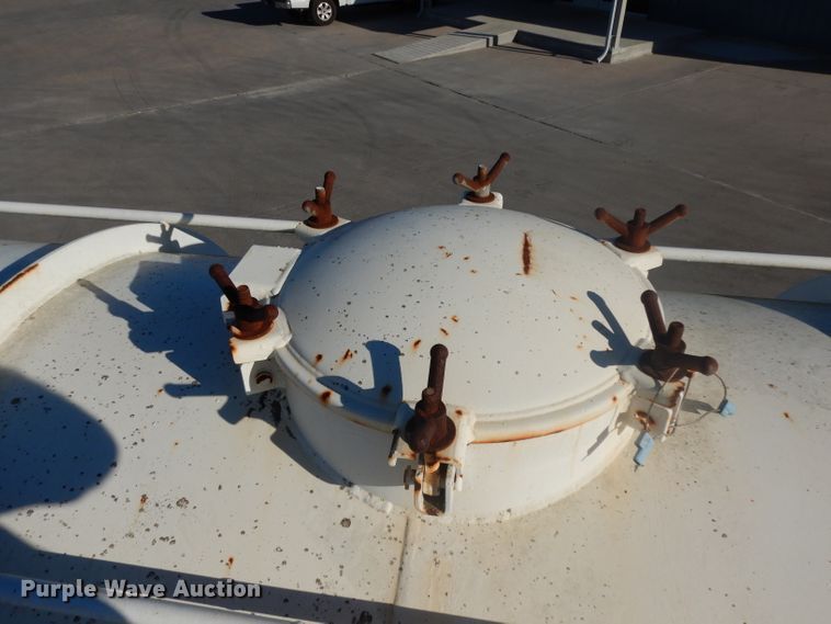 image for item DJ6606 2011 Garcia G1130 tank trailer