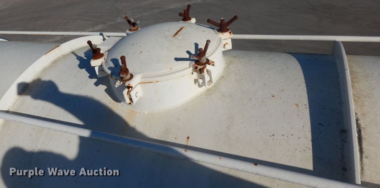 image for item DJ6606 2011 Garcia G1130 tank trailer