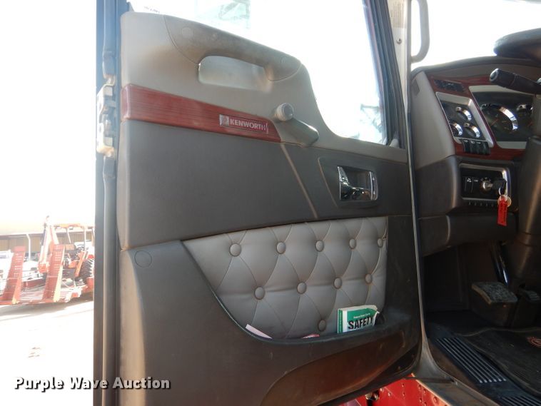image for item DJ8777 2007 Kenworth W900  semi truck