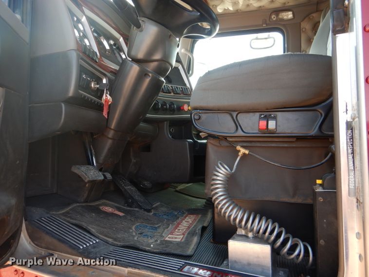 image for item DJ8777 2007 Kenworth W900  semi truck