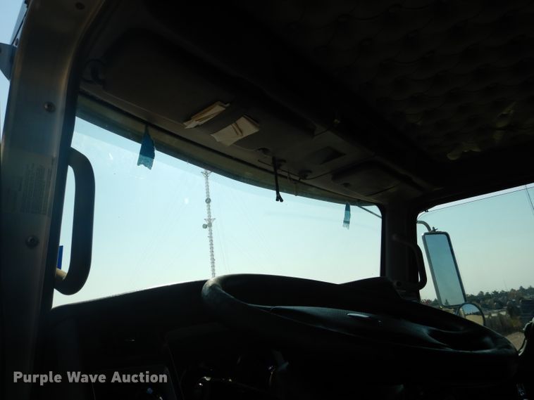 image for item DJ8777 2007 Kenworth W900  semi truck