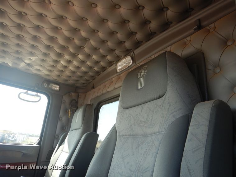 image for item DJ8777 2007 Kenworth W900  semi truck