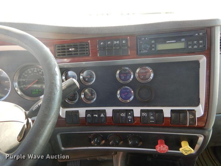 image for item DJ8777 2007 Kenworth W900  semi truck