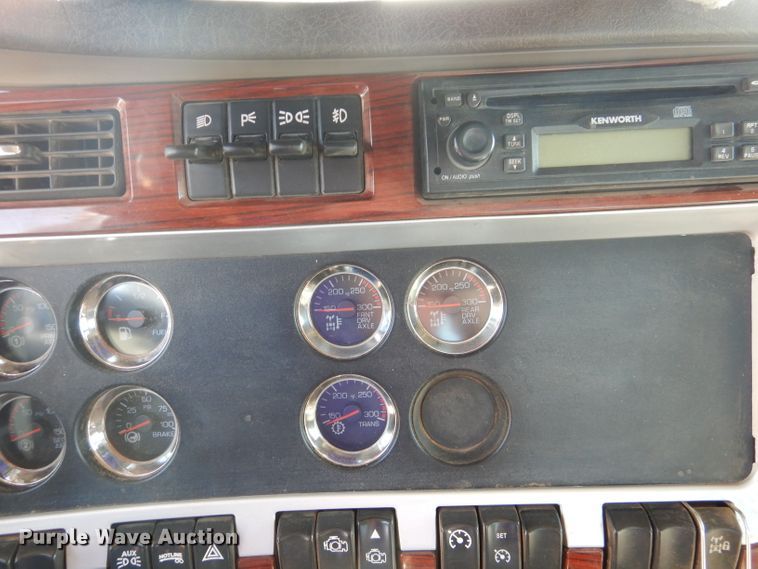 image for item DJ8777 2007 Kenworth W900  semi truck