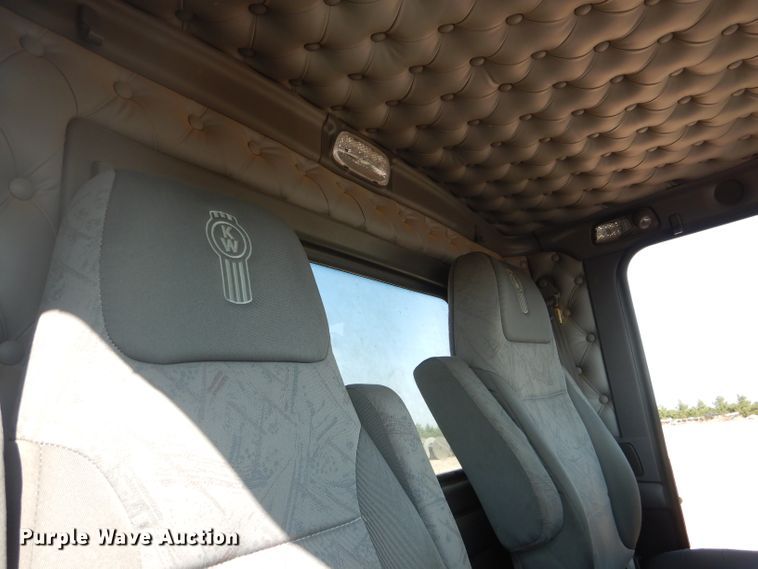 image for item DJ8777 2007 Kenworth W900  semi truck