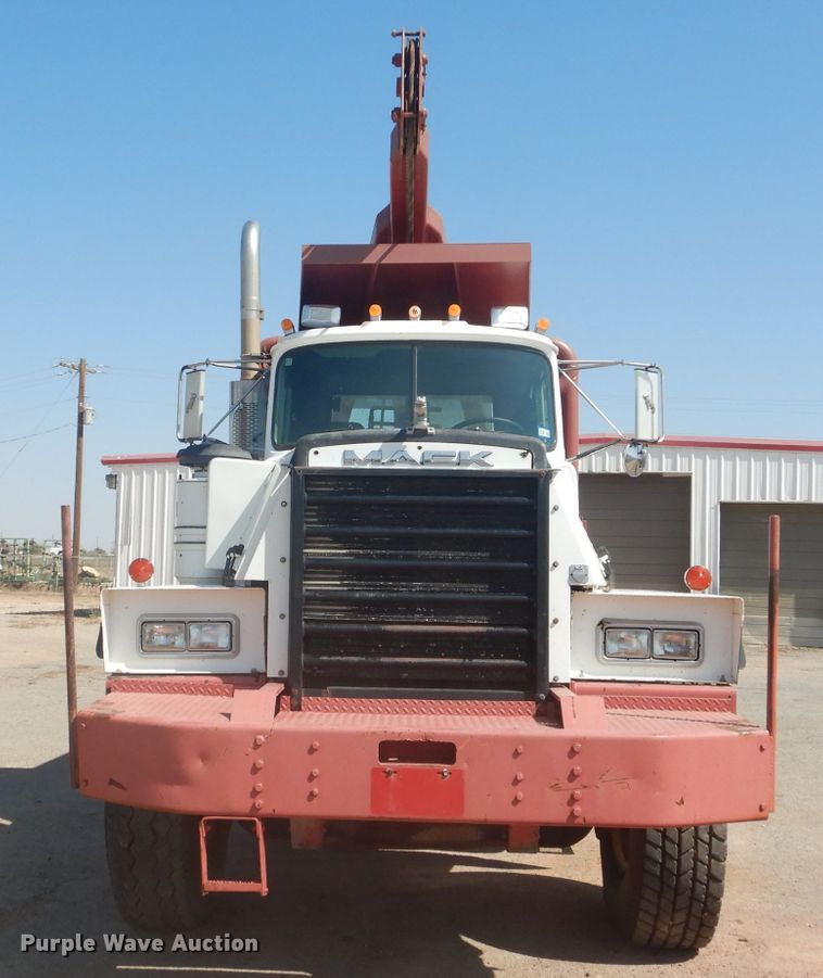 image for item DJ8781 2003 Mack RD888SX  winch truck