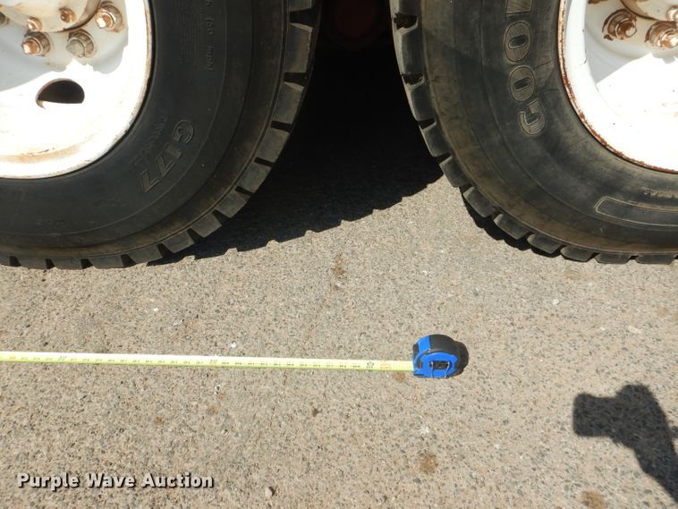 image for item DJ8781 2003 Mack RD888SX  winch truck