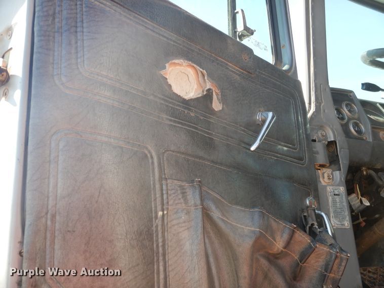 image for item DJ8781 2003 Mack RD888SX  winch truck