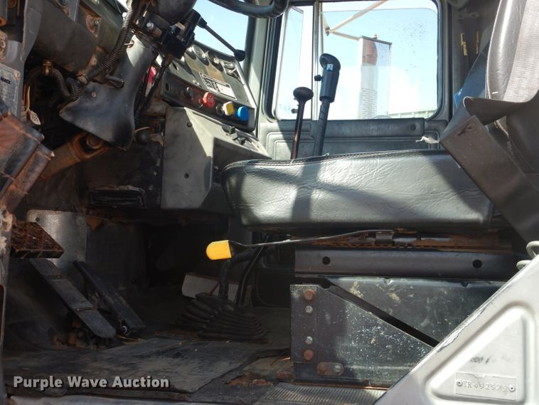 image for item DJ8781 2003 Mack RD888SX  winch truck