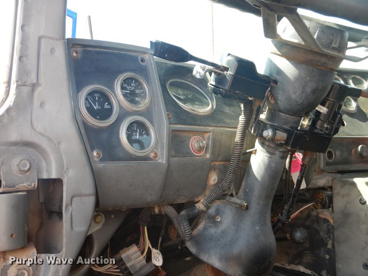 image for item DJ8781 2003 Mack RD888SX  winch truck