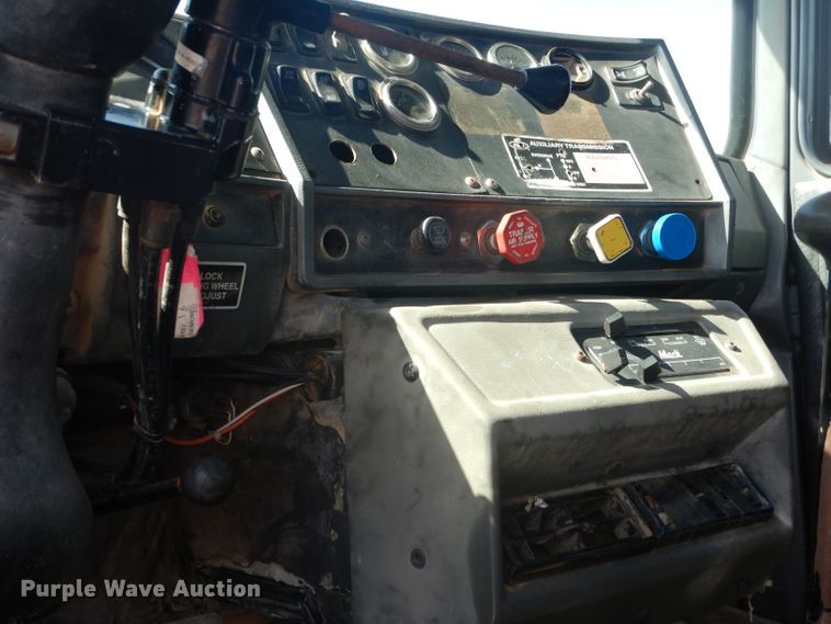 image for item DJ8781 2003 Mack RD888SX  winch truck