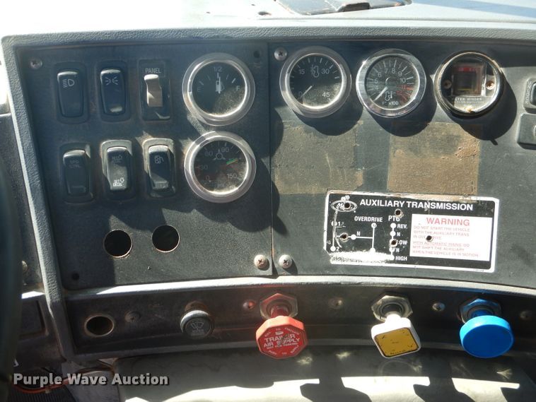 image for item DJ8781 2003 Mack RD888SX  winch truck