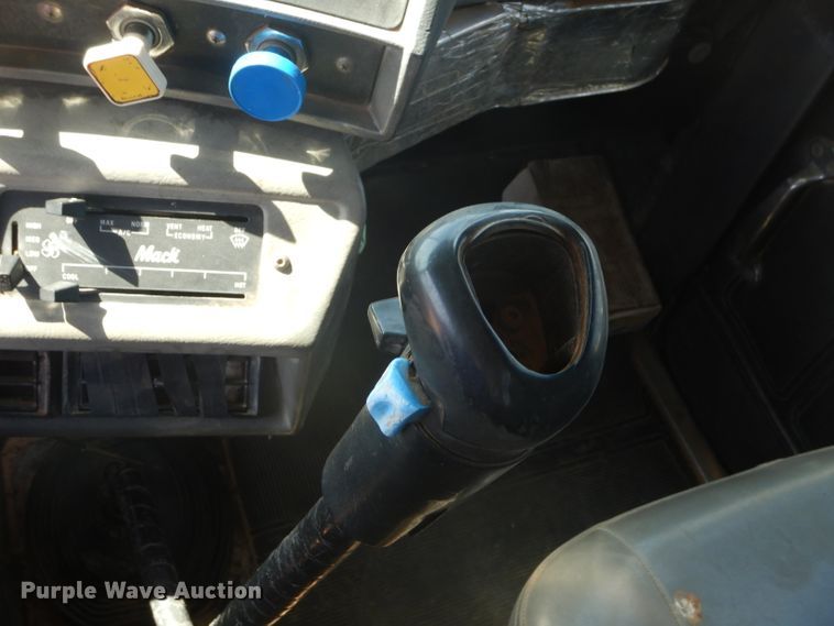 image for item DJ8781 2003 Mack RD888SX  winch truck