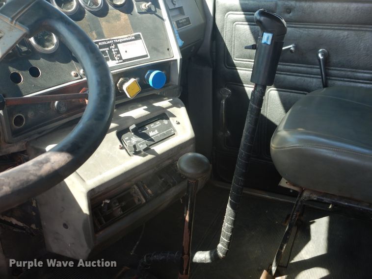 image for item DJ8781 2003 Mack RD888SX  winch truck