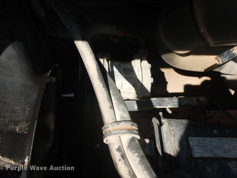 image for item DJ8781 2003 Mack RD888SX  winch truck