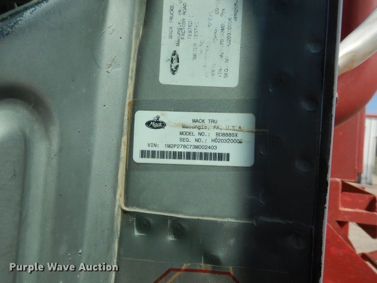 image for item DJ8781 2003 Mack RD888SX  winch truck