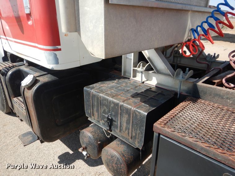 image for item DJ8782 1994 International F2574  semi truck