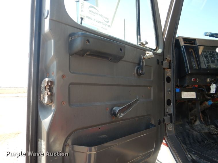 image for item DJ8782 1994 International F2574  semi truck