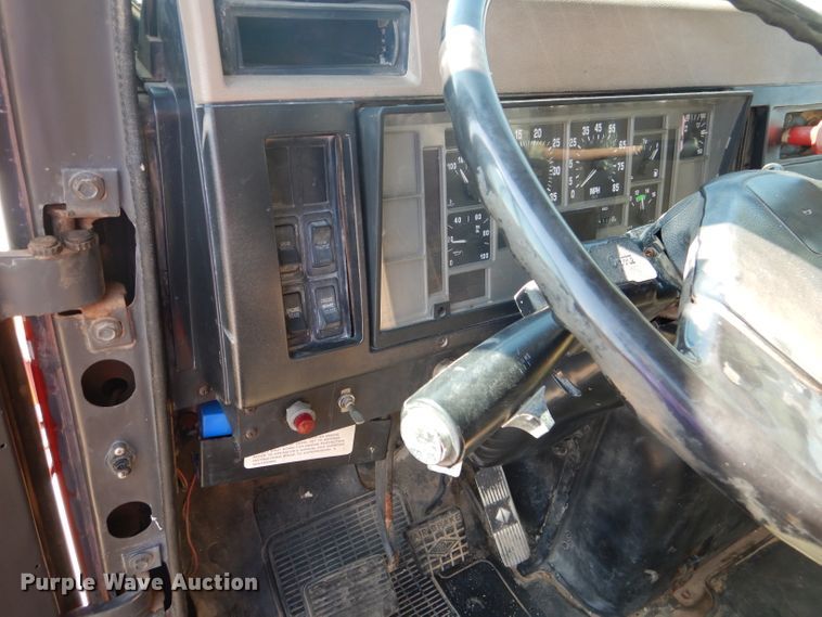 image for item DJ8782 1994 International F2574  semi truck