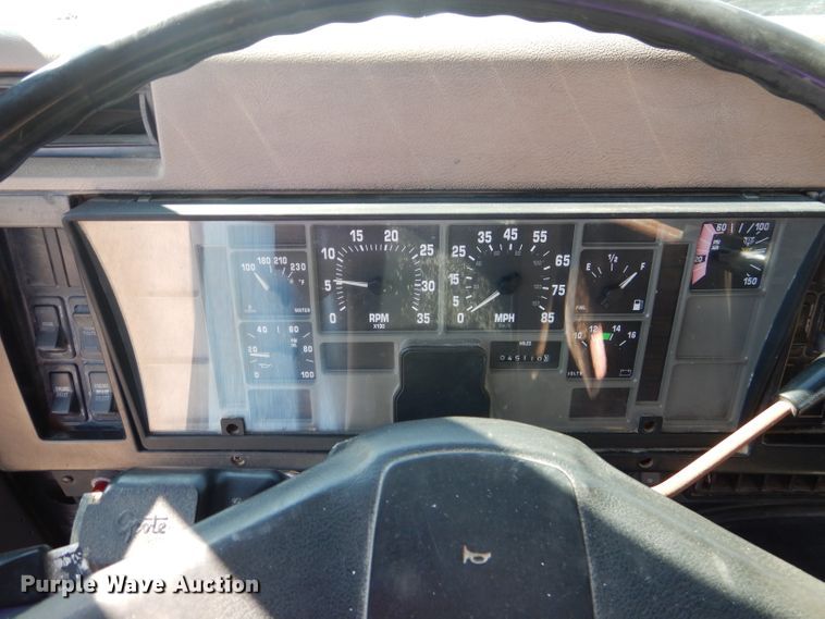 image for item DJ8782 1994 International F2574  semi truck