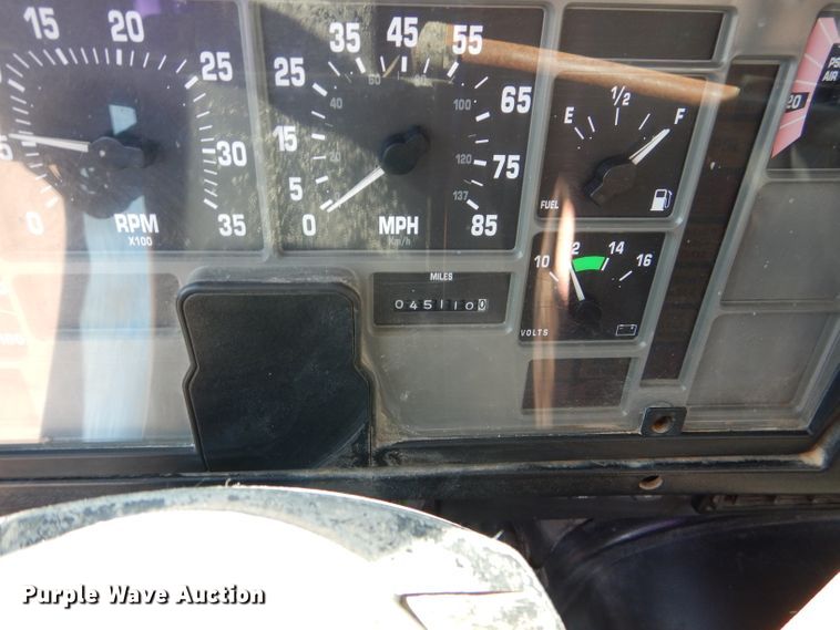 image for item DJ8782 1994 International F2574  semi truck