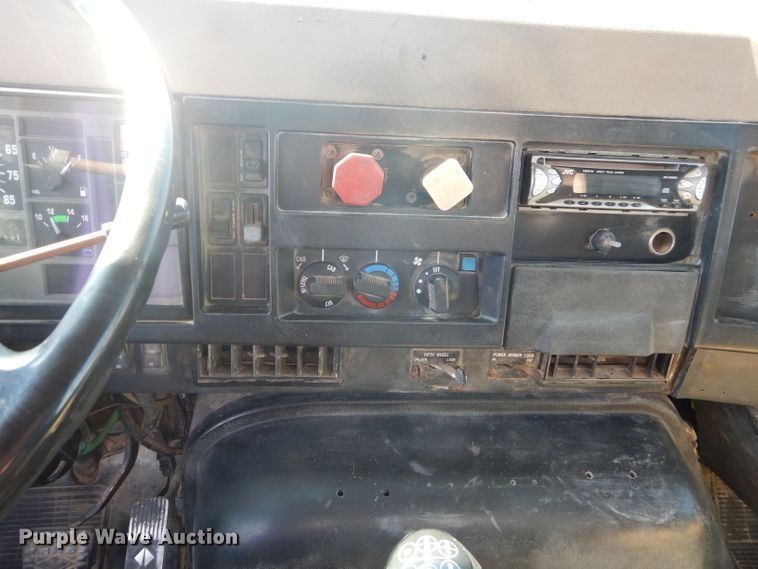 image for item DJ8782 1994 International F2574  semi truck