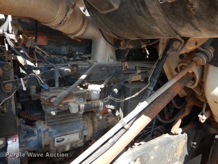 image for item DJ8782 1994 International F2574  semi truck