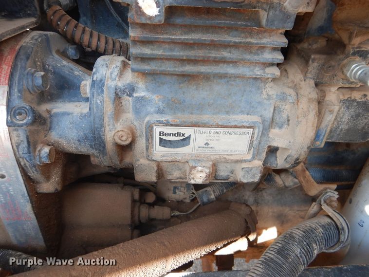 image for item DJ8782 1994 International F2574  semi truck