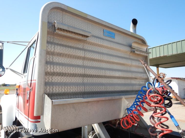 image for item DJ8782 1994 International F2574  semi truck