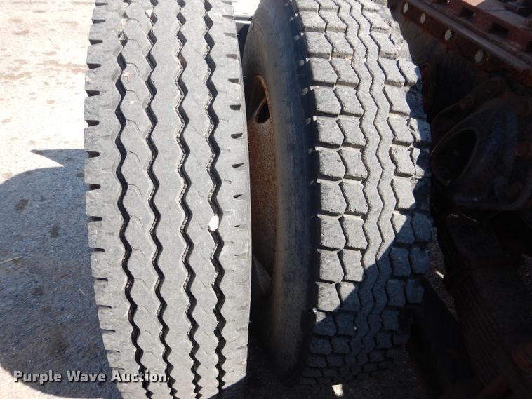 image for item DJ8782 1994 International F2574  semi truck