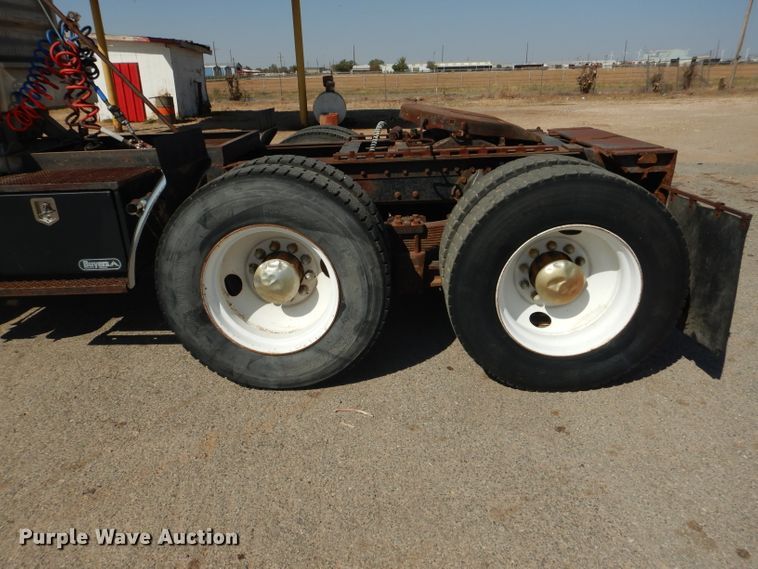 image for item DJ8782 1994 International F2574  semi truck