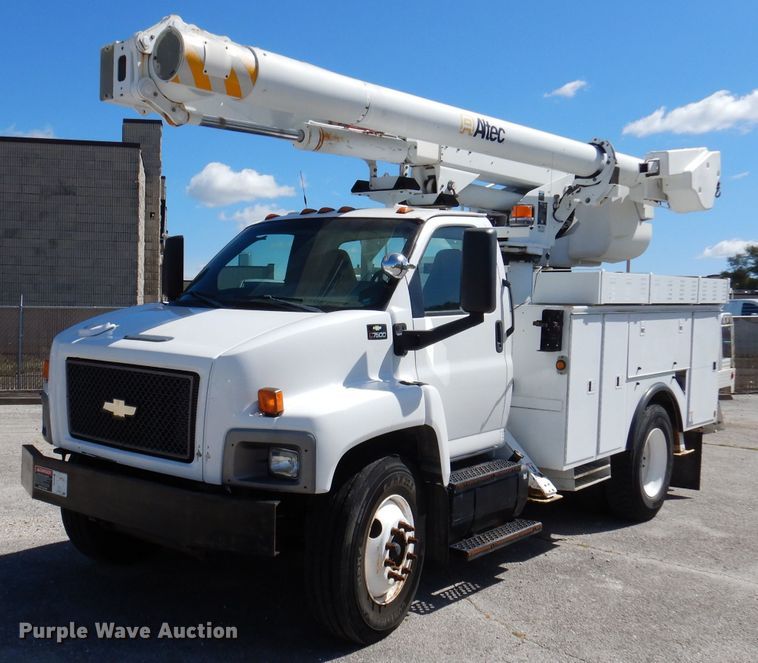 image for item DY9524 2006 Chevrolet C7500  bucket truck