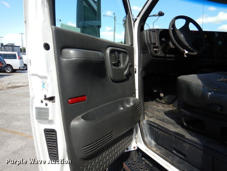 image for item DY9524 2006 Chevrolet C7500  bucket truck